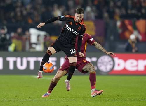 Soccer Football - Serie A - AS Roma v Como - Stadio Olimpico, Rome, Italy - December 15, 2025 Como's Martin Baturina in action with AS Roma's Gianluca Mancini REUTERS/Matteo Ciambelli