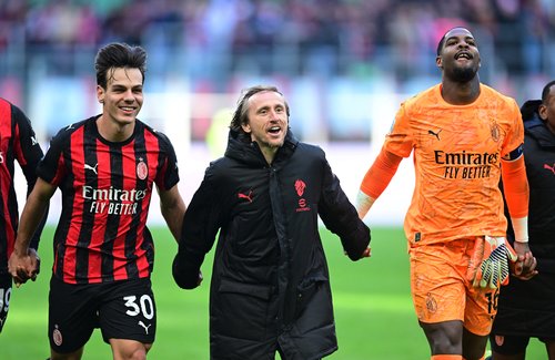 Soccer Football - Serie A - AC Milan v Hellas Verona - San Siro, Milan, Italy - December 28, 2025 AC Milan's Ardon Jashari, Luka Modric and Mike Maignan celebrate with teammates after the match REUTERS/Daniele Mascolo