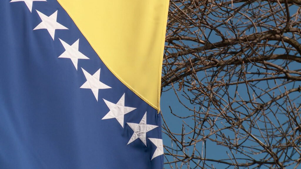 Vandalizam kod Livna: Policija traga za osobama koje su zapalile i oštetile zastave Bosne i Hercegovine u Golinjevu