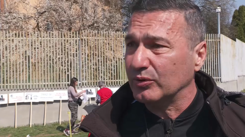 Davor Dragicevic sets up tent in front of BiH Prosecution building