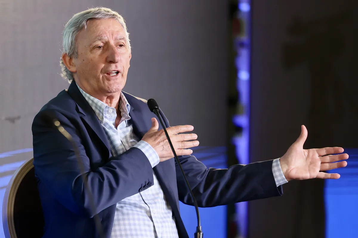 Stari je to šarmer: Pešić novinarki tražio broj telefona kako bi je pozvao na ekskluzivno veče (VIDEO)