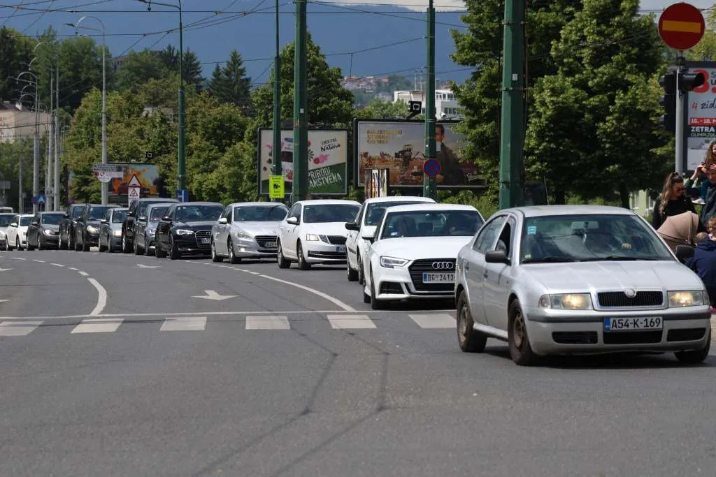 Gužve na putevima u BiH: Duge kolone na graničnim prelazima, pojačan saobraćaj prema Konjicu, Mostaru i Sarajevu
