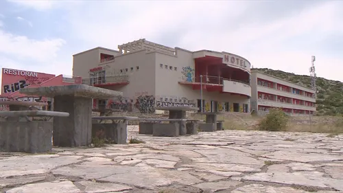 63136367-napusteni-hotel-na-odmoristu-marune