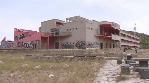 63136370-napusteni-hotel-na-odmoristu-marune