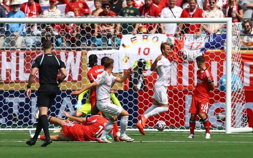 2025-06-24T202551Z_2053818413_UP1EL6O1KR2RK_RTRMADP_3_SOCCER-CLUB-SLB-FCB