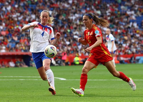 Aitana Bonmati (desno)