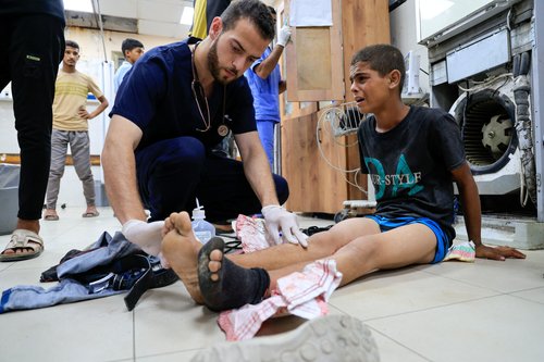 Dječak u Nasser bolnici, Khan Younis, Gaza