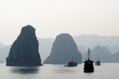 2025-07-20T042525Z_1130919278_RC23QFA7TGHW_RTRMADP_3_VIETNAM-TOURISM-HALONGBAY