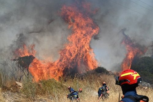 2025-07-26T181009Z_399597147_RC2IUFAEGVM1_RTRMADP_3_EUROPE-WEATHER-GREECE-WILDFIRE