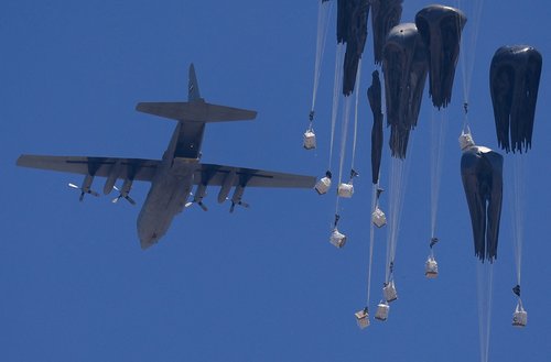 An airplane drops humanitarian aid over Gaza as seen from northern Gaza Strip July 27, 2025. REUTERS/Dawoud Abu Alkas