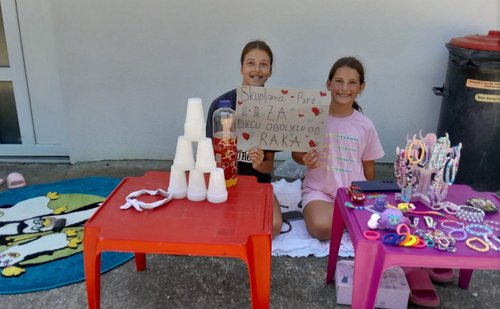 djevojcie prikupljaju pomoc za djecu oboljelu od raka