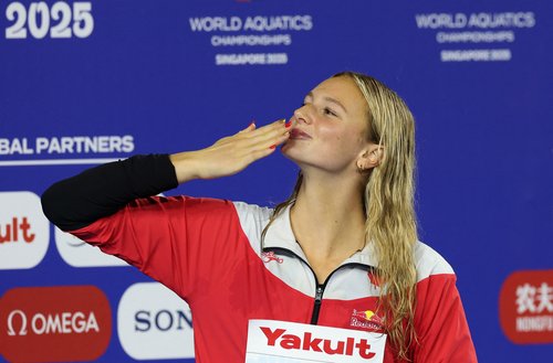 Swimming - World Aquatics Championships - World Aquatics Championships Arena, Singapore - August 3, 2025 Canada's Summer McIntosh celebrates after winning the best female swimmer trophy at the World Aquatics Championships REUTERS/Hollie Adams