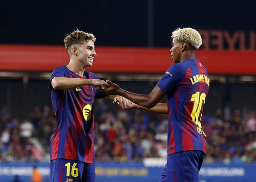 Soccer Football - Friendly - Joan Gamper Trophy - FC Barcelona v Como - Estadi Johan Cruyff, Barcelona, Spain - August 10, 2025 FC Barcelona's Fermin Lopez celebrates scoring their second goal with Lamine Yamal REUTERS/Bruna Casas