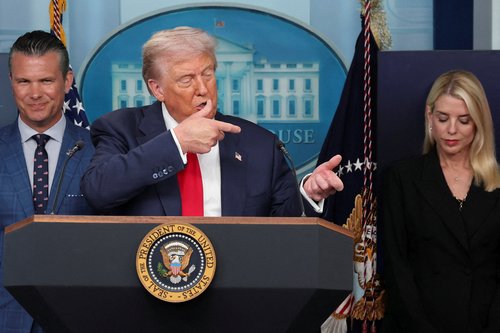 U.S. President Donald Trump gestures as he speaks about Javelin anti-tank missiles next to U.S. Defense Secretary Pete Hegseth and U.S. Attorney General Pam Bondi REUTERS/Jonathan Ernst