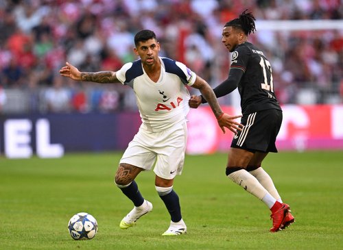Soccer Football - Friendly Match - Bayern Munich v Tottenham Hotspur - Allianz Arena, Munich, Germany - August 7, 2025 Tottenham Hotspur's Cristian Romero in action with Bayern Munich's Michael Olise REUTERS/Angelika Warmuth