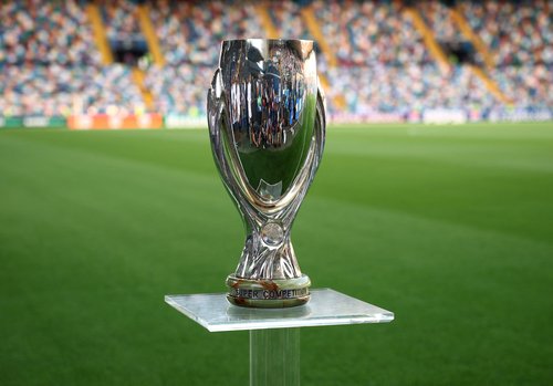 Soccer Football - UEFA Super Cup - Final - Paris St Germain v Tottenham Hotspur - Bluenergy Stadium, Udine, Italy - August 13, 2025 General view of the Super Cup trophy before the match REUTERS/Guglielmo Mangiapane