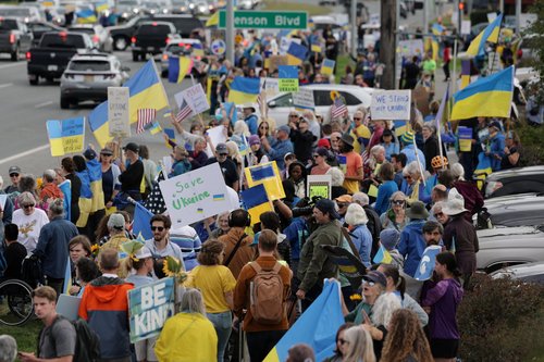 Pro-Ukraine supporters take part in the "Alaska Stands with Ukraine" rally near Seward Highway in Anchorage, Alaska, U.S., August 14, 2025. REUTERS/Jeenah Moon