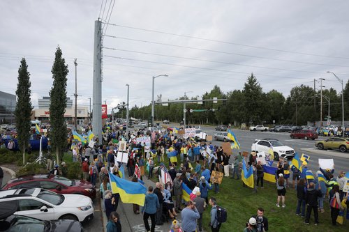 Pro-Ukraine supporters take part in the "Alaska Stands with Ukraine" rally near Seward Highway in Anchorage, Alaska, U.S., August 14, 2025. REUTERS/Jeenah Moon