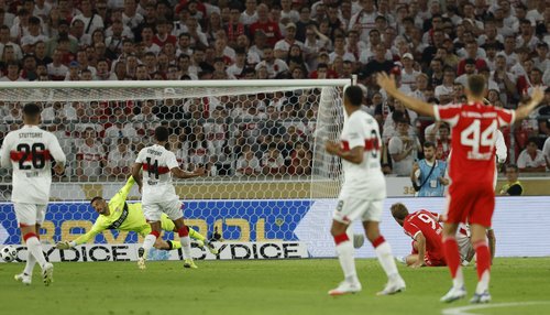 Soccer Football - Franz Beckenbauer Supercup 2025 - VFB Stuttgart v Bayern Munich - MHPArena, Stuttgart, Germany - August 16, 2025 Bayern Munich's Harry Kane scores their first goal past VfB Stuttgart's Fabian Bredlow REUTERS/Heiko Becker