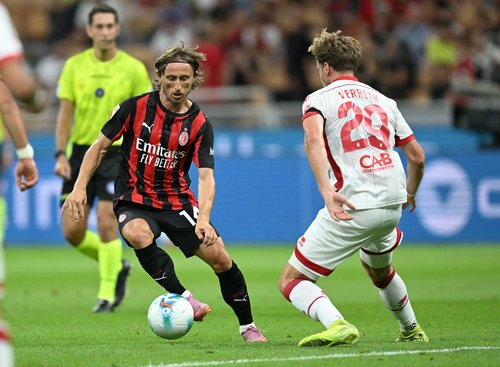Soccer Football - Coppa Italia - AC Milan v Bari - San Siro, Milan, Italy - August 17, 2025 AC Milan's Luka Modric in action with Bari's Matthias Verreth REUTERS/Daniele Mascolo
