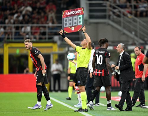 Soccer Football - Coppa Italia - AC Milan v Bari - San Siro, Milan, Italy - August 17, 2025 AC Milan's Santiago Gimenez comes on as a substitute to replace Rafael Leao REUTERS/Daniele Mascolo