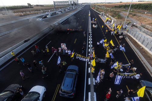 Demonstration demanding the immediate end of the war and the release of all hostages who were kidnapped during the deadly October 7, 2023, attack on Israel by Hamas, in Tel Aviv, Israel, August 26, 2025. REUTERS/Aviv Atlas