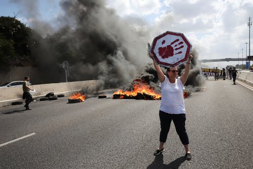 Demonstration demanding the immediate end of the war and the release of all hostages who were kidnapped during the deadly October 7, 2023, attack on Israel by Hamas, in Tel Aviv, Israel August 26, 2025. REUTERS/Nir Elias