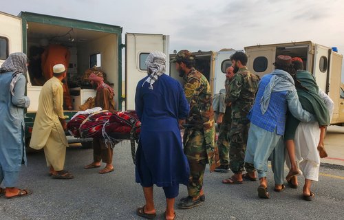 Taliban soldiers and civilians carry earthquake victims to an ambulance at an airport in Jalalabad, Afghanistan, September 1, 2025. REUTERS/Stringer