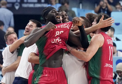 Basketball - FIBA EuroBasket 2025 - Group Phase - Estonia v Portugal - Xiaomi Arena, Riga, Latvia - September 3, 2025 Portugal players celebrate after the match REUTERS/Ints Kalnins