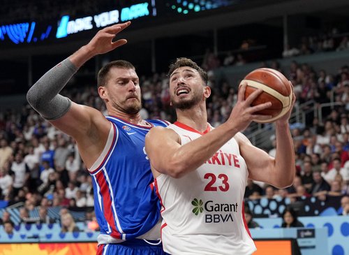 Basketball - FIBA EuroBasket 2025 - Group Phase - Turkey v Serbia - Xiaomi Arena, Riga, Latvia - September 3, 2025 Turkey's Alperen Sengun in action with Serbia's Nikola Jokic REUTERS/Ints Kalnins