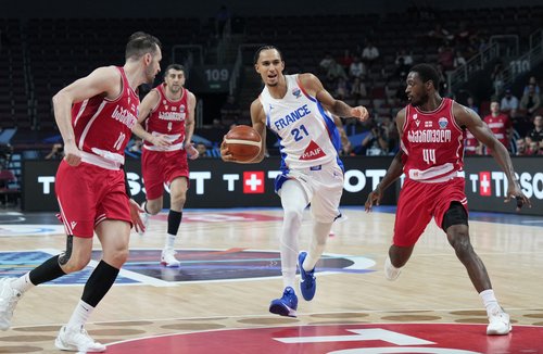 Basketball - FIBA EuroBasket 2025 - Round of 16 - France v Georgia - Xiaomi Arena, Riga, Latvia - September 7, 2025 France's Zaccharie Risacher in action with Georgia's Kamar Baldwin REUTERS/Ints Kalnins