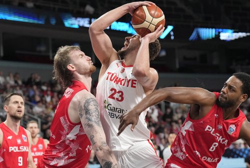 Basketball - FIBA EuroBasket 2025 - Quarter Finals - Turkey v Poland - Xiaomi Arena, Riga, Latvia - September 9, 2025 Turkey's Alperen Sengun in action with Poland's Aleksander Balcerowski and Jordan Loyd REUTERS/Ints Kalnins