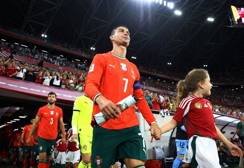 Soccer Football - World Cup - UEFA Qualifiers - Group F - Hungary v Portugal - Puskas Arena, Budapest, Hungary - September 9, 2025 Portugal's Cristiano Ronaldo walks onto the pitch before the match REUTERS/Bernadett Szabo TPX IMAGES OF THE DAY