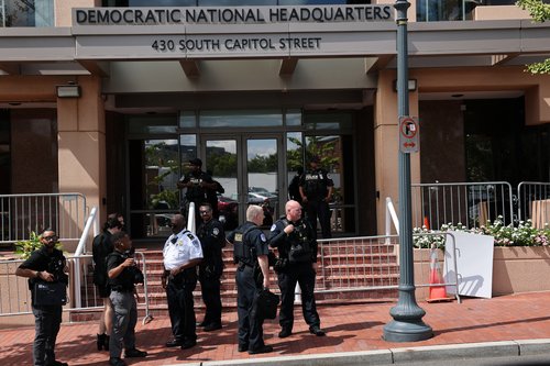 U.S. Capitol Police respond to a reported incident at the DNC Headquarters in Washington, D.C., U.S., September 11, 2025. REUTERS/Jonathan Ernst
