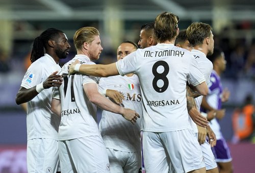 Soccer Football - Serie A - Fiorentina v Napoli - Stadio Artemio Franchi, Florence, Italy - September 13, 2025 Napoli's Kevin De Bruyne celebrates scoring their first goal with team mates REUTERS/Matteo Ciambelli