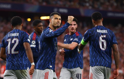Soccer Football - UEFA Champions League - Athletic Bilbao v Arsenal - San Mames, Bilbao, Spain - September 16, 2025 Arsenal's Gabriel Martinelli celebrates scoring their first goal with teammates REUTERS/Albert Gea