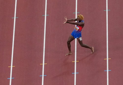 World Athletics Championships Tokyo 2025 - Men's 200m Final - Japan National Stadium, Tokyo, Japan - September 19, 2025 Noah Lyles of the U.S. celebrates with the American flag after winning the final REUTERS/Fabrizio Bensch