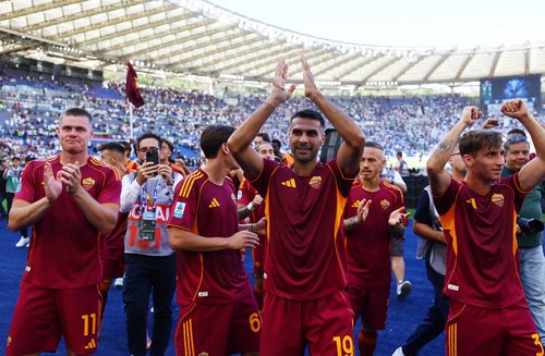 Soccer Football - Serie A - Lazio v AS Roma - Stadio Olimpico, Rome, Italy - September 21, 2025 AS Roma's Evan Ferguson and Zeki Celik with teammates celebrate after the match REUTERS/Ciro De Luca