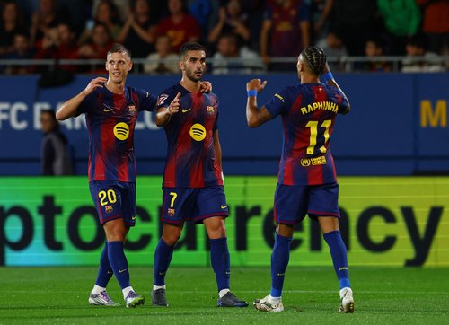Soccer Football - LaLiga - FC Barcelona v Getafe - Johan Cruyff Stadium, Barcelona, Spain - September 21, 2025 FC Barcelona's Ferran Torres celebrates scoring their second goal with Dani Olmo and Raphinha REUTERS/Albert Gea