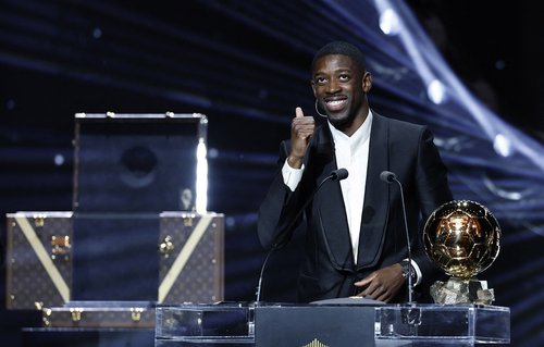 Soccer Football - Ballon d'Or - Theatre du Chatelet, Paris, France - September 22, 2025 Paris St Germain's Ousmane Dembele celebrates after winning the men's Ballon d'Or award REUTERS/Benoit Tessier