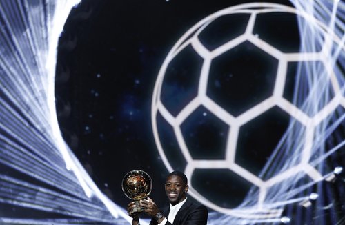 Soccer Football - Ballon d'Or - Theatre du Chatelet, Paris, France - September 22, 2025 Paris St Germain's Ousmane Dembele celebrates after winning the men's Ballon d'Or award REUTERS/Benoit Tessier