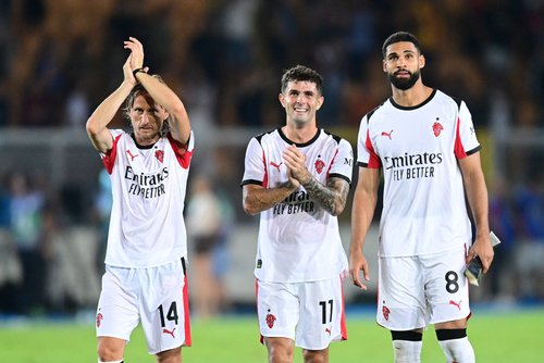 Soccer Football - Serie A - Lecce v AC Milan - Stadio Via del mare, Lecce, Italy - August 29, 2025 AC Milan's Luka Modric, Christian Pulisic and Ruben Loftus-Cheek celebrate after the match REUTERS/Daniele Mascolo