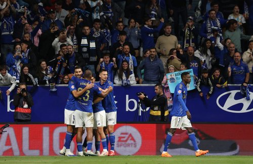 Soccer Football - LaLiga - Real Oviedo v FC Barcelona - Estadio Carlos Tartiere, Oviedo, Spain - September 25, 2025 Real Oviedo's Alberto Reina celebrates scoring their first goal with teammates REUTERS/Pankra Nieto
