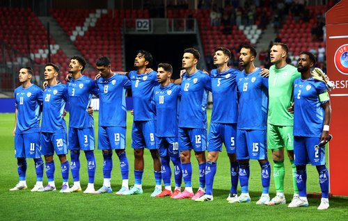 Soccer Football - World Cup - UEFA Qualifiers - Group I - Israel v Italy - Nagyerdei Stadion, Debrecen, Hungary - September 8, 2025 Israel players line up during the national anthems before the match REUTERS/Bernadett Szabo
