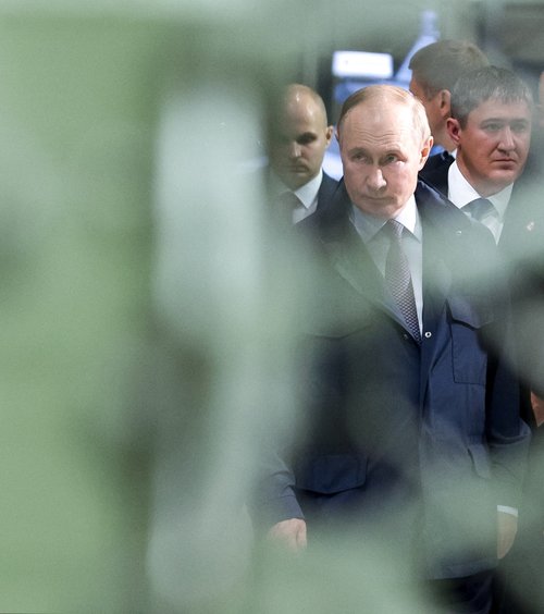 Russian President Vladimir Putin tours the exhibition of weapons and military equipment in Perm, Russia September 19, 2025. Sputnik/Mikhail Sinitsyn/Pool via REUTERS ATTENTION EDITORS - THIS IMAGE WAS PROVIDED BY A THIRD PARTY.