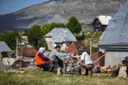 Smješteno na nadmorskoj visini od 1.495 metara, Lukomir je najviše stalno naseljeno selo u Bosni i Hercegovini