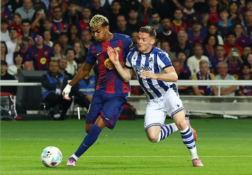 Soccer Football - LaLiga - FC Barcelona v Real Sociedad - Estadi Olimpic Lluis Companys, Barcelona, Spain - September 28, 2025 FC Barcelona's Lamine Yamal in action with Real Sociedad's Sergio Gomez REUTERS/Albert Gea