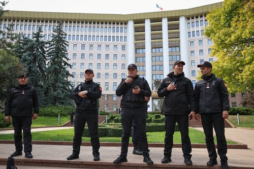 Police officers stand in front of the Parliament during a rally of opposition supporters following the announcement of parliamentary elections results, in Chisinau, Moldova September 29, 2025. REUTERS/Vladislav Culiomza