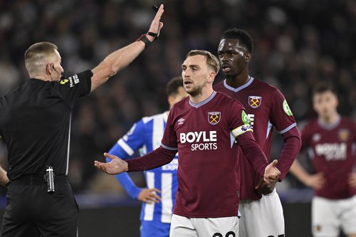 Soccer Football - Premier League - West Ham United v Brighton & Hove Albion - London Stadium, London, Britain - December 30, 2025 West Ham United's Jarrod Bowen with referee Michael Salisbury REUTERS/Tony O Brien EDITORIAL USE ONLY. NO USE WITH UNAUTHORIZ