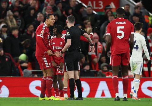 Soccer Football - Premier League - Liverpool v Leeds United - Anfield, Liverpool, Britain - January 1, 2026 Liverpool's Virgil van Dijk remonstrates with referee Chris Kavanagh REUTERS/Phil Noble EDITORIAL USE ONLY. NO USE WITH UNAUTHORIZED AUDIO, VIDEO,
